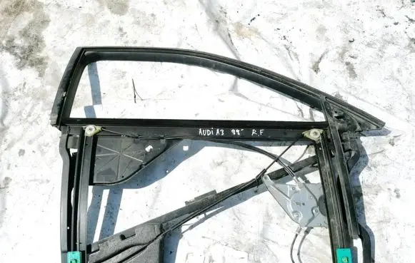 Audi A3 S3 8P Front door window/glass frame 