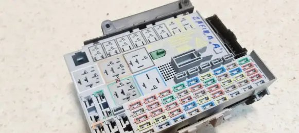 Opel Zafira A Fuse module 24412497
