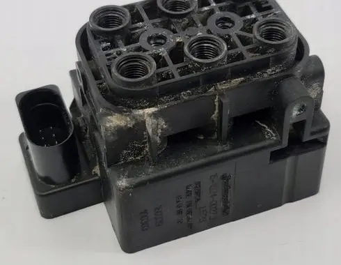 Porsche Cayenne (92A) Air suspension valve block 15152400272