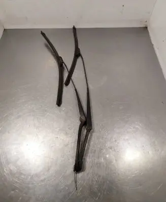 BMW X3 E83 Front wiper blade arm 7051668
