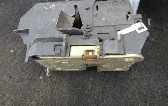 Renault Laguna I Rear door lock