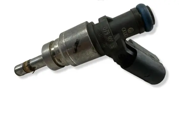 Audi RS4 B7 Fuel injector 079906036D