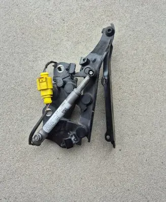 Engine bonnet/hood hinges