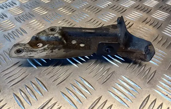 Audi A3 S3 8P Fender mounting bracket 8P0821136