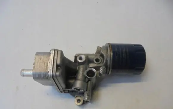 Peugeot 508 Oil filter mounting bracket