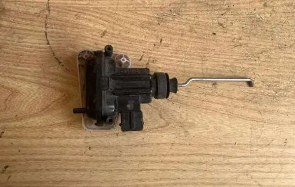 Audi 80 90 B3 Central locking vacuum pump 893862153