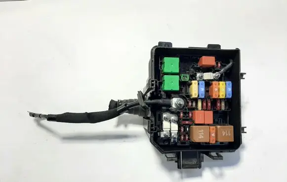 Peugeot 208 Fuse module 9804848580
