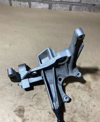 Engine mounting bracket