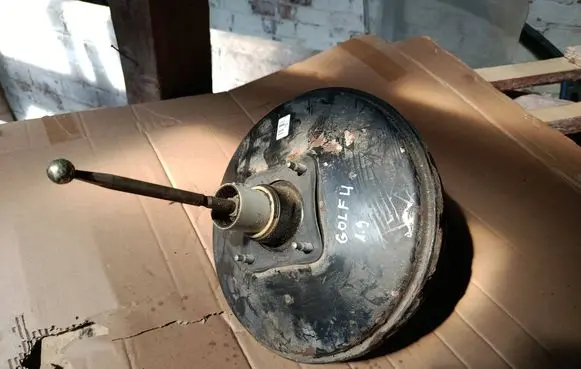 Volkswagen Golf IV Brake booster 1J1614105K