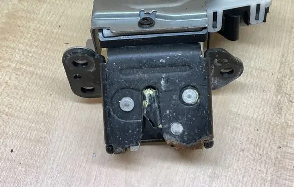 Mazda 3 II Tailgate/trunk/boot lock/catch/latch C6728