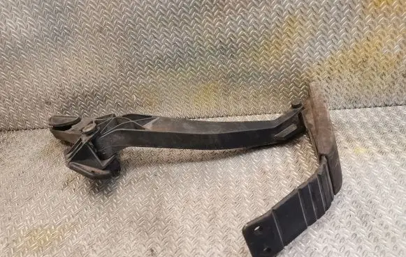 Mercedes-Benz E W210 Accelerator throttle pedal 2103011920