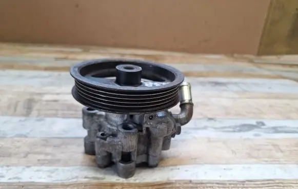 Toyota Corolla Verso E121 Power steering pump 
