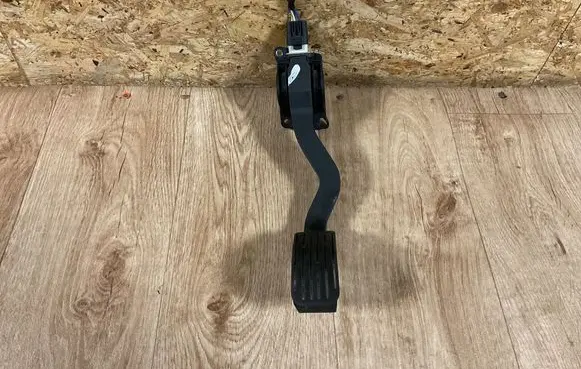 Accelerator throttle pedal