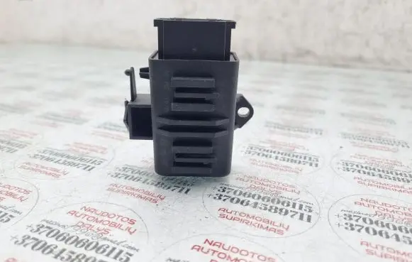 Volkswagen PASSAT B6 Seat heating relay 1K0959772