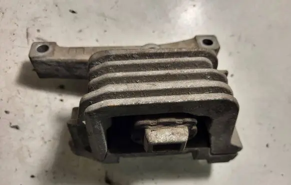 Peugeot 207 Engine mount bracket 9646198980
