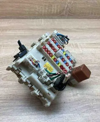 Nissan Primera Fuse module 24350AV700 0211031