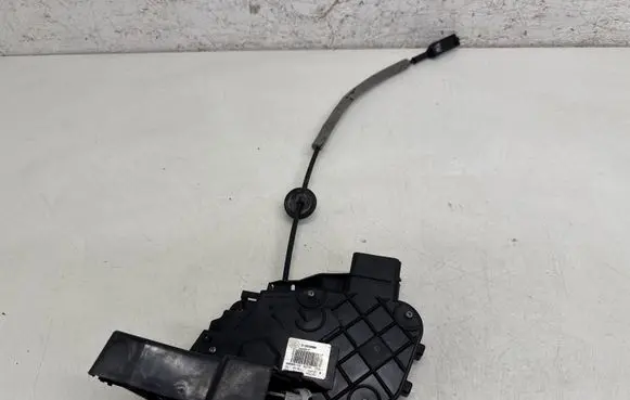 Volvo XC70 Front door lock 31253666