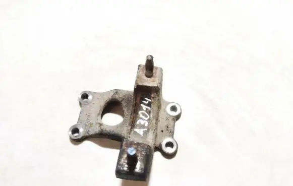 Ford Mondeo Mk III Engine mounting bracket