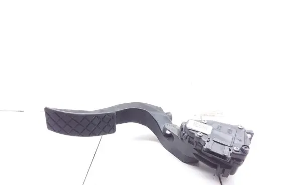Accelerator throttle pedal