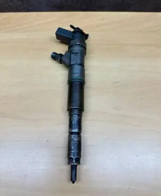 BMW 5 E60 E61 Fuel injector 0445110212