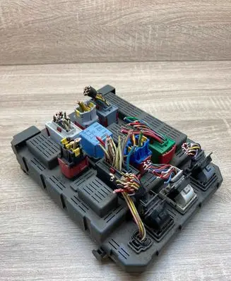Peugeot 607 Fuse module 250102 WITHPLUG