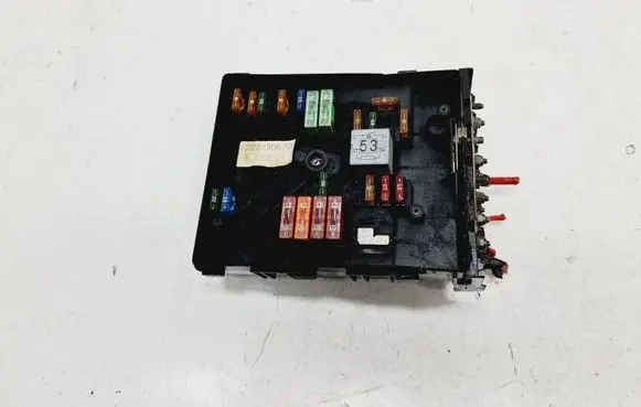 Volkswagen Golf V Fuse module 222230670 017181301