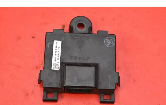Tesla Model S Engine control unit/module ECU 1069651-00-D