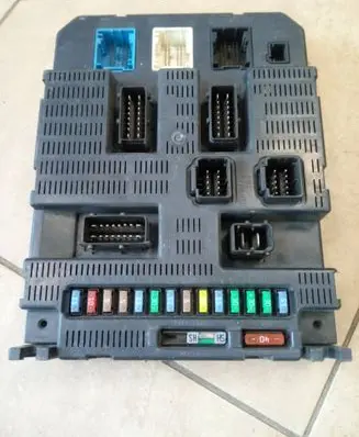 Peugeot 308 Fuse module 9663798180 NE70127