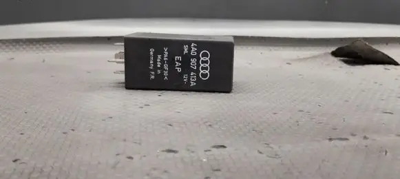 Audi A4 S4 B5 8D Fuel pump relay 4A0907413A