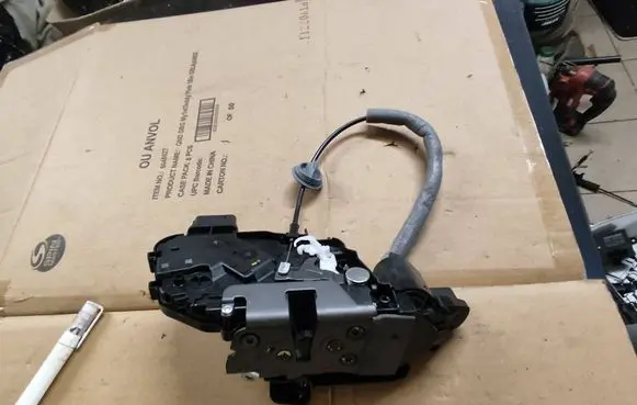 Volvo XC60 Rear door lock 30799323 A048069