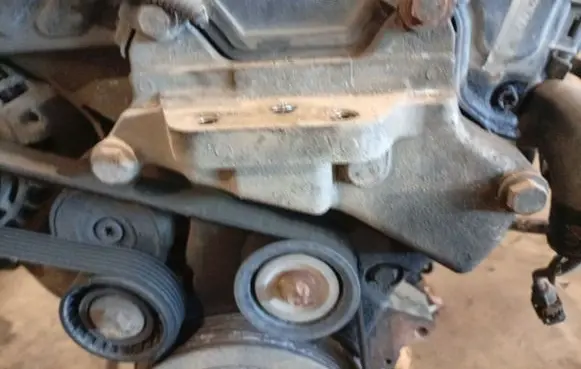 Opel Zafira B Engine mounting bracket