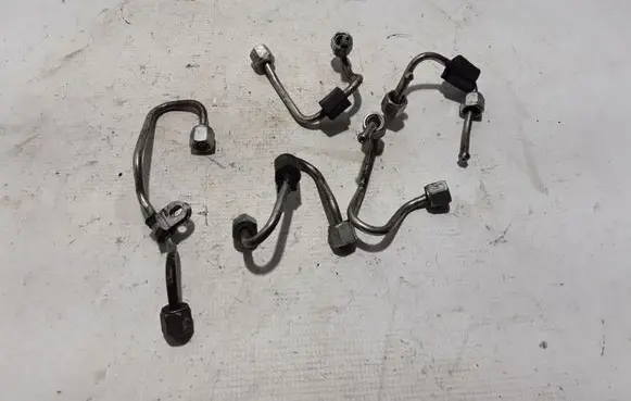 Volkswagen Caddy Fuel injector supply line/pipe 