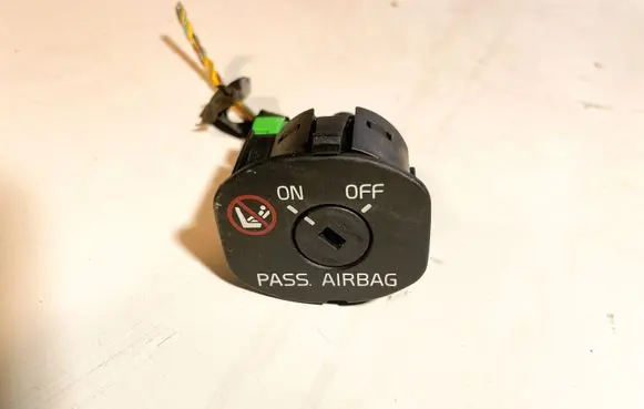 Passenger airbag on/off switch