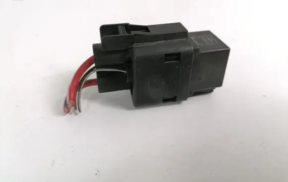 Volkswagen PASSAT CC Glow plug pre-heat relay 3B0951253