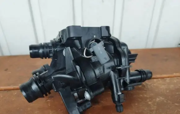 Opel Grandland X Thermostat housing 9836765280