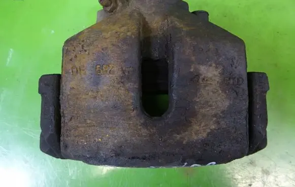Volkswagen Touran I Front brake caliper