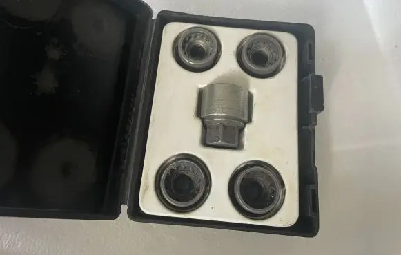 Opel Astra J Anti-theft wheel nuts and lock 