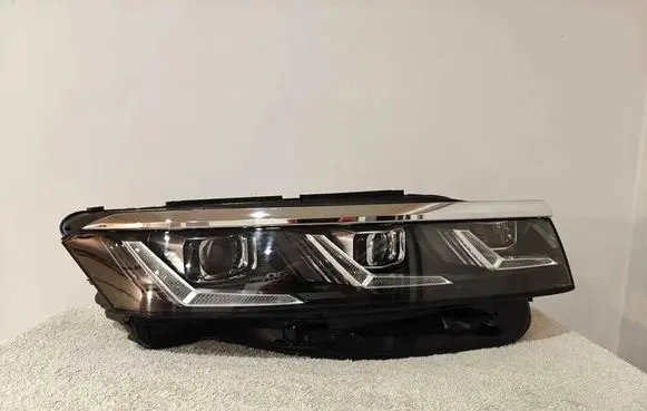 Volkswagen Touareg III Headlight/headlamp 761941082B 0301130232A