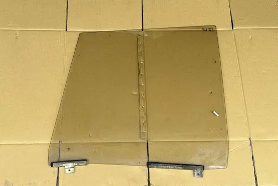 Mitsubishi Pajero Front door window glass four-door MB320353