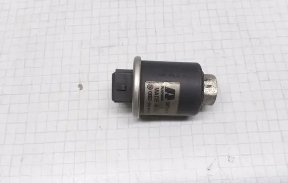 Volkswagen PASSAT B5 Air conditioning (A/C) pressure sensor 8D0959482 SP3H2080