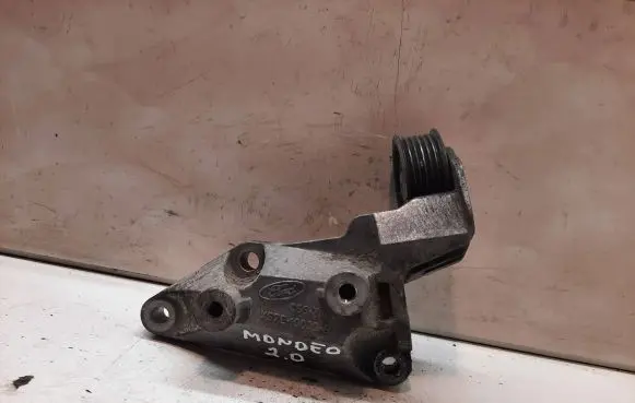 Ford Mondeo Mk III Engine mounting bracket XS7E10039BA