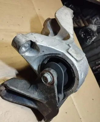 Honda FR-V Engine mount bracket