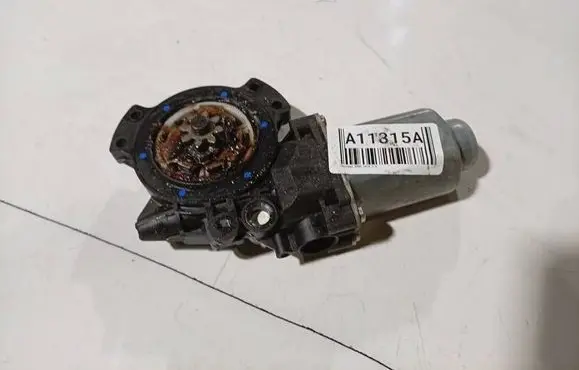 Hyundai ix35 Front door window regulator motor 402390B