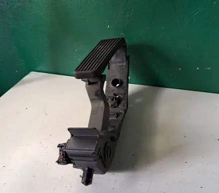 Mercedes-Benz E W211 Accelerator throttle pedal A2113000504