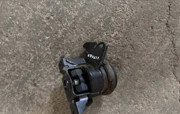 Engine mounting bracket