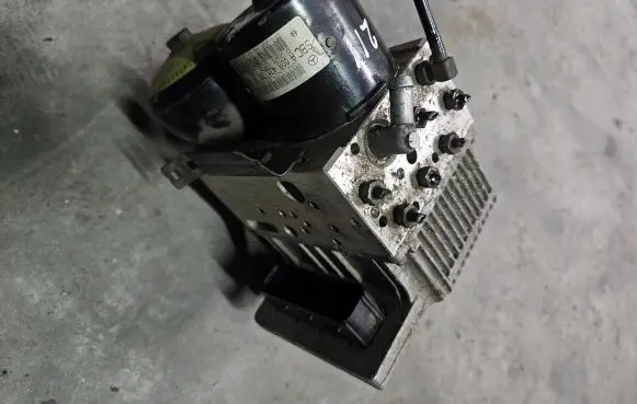 Mercedes-Benz E W211 ABS Pump A0084313812