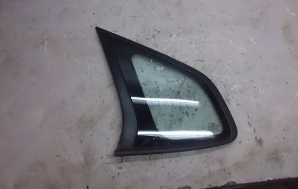 KIA Carens II Rear vent window glass 43R000083