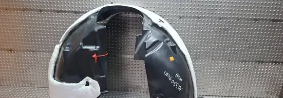 Front wheel arch liner splash guards