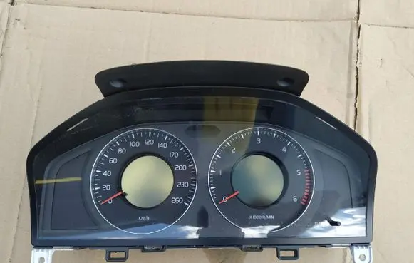 Volvo V70 Speedometer (instrument cluster) 31270899AA