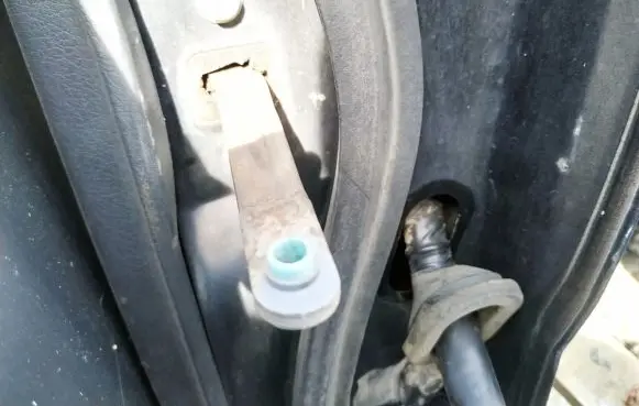 Nissan Primera Rear door check strap stopper
